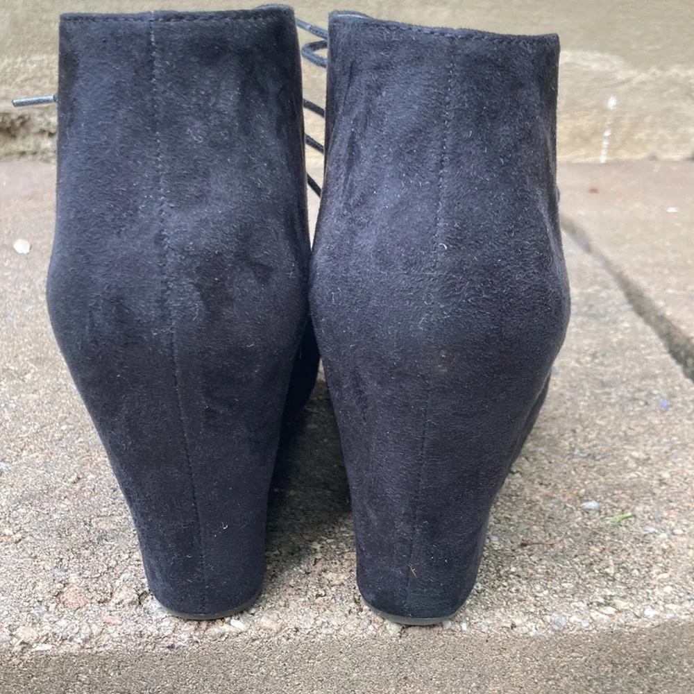 X-APPEAL Black Suede Wedges “Flynn”